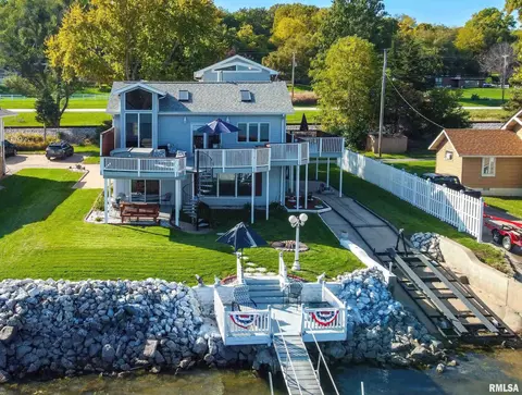 22867 Great River Rd, Le Claire, IA 52753