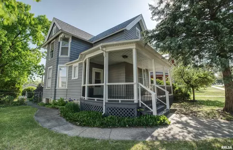 541 10th Ave S, Clinton, IA 52732