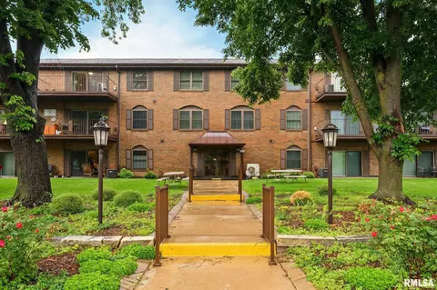 1360 Kimberly Ridge Rd, Bettendorf, IA 52722