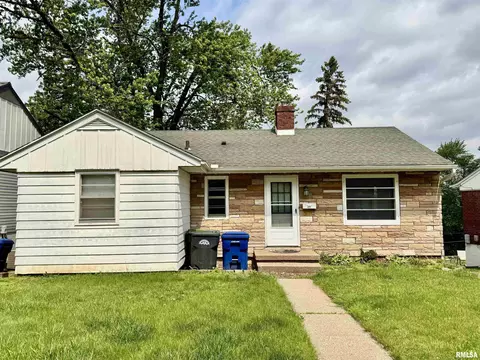 1030 Grandview Dr, Clinton, IA 52732