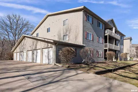 3814 Creek Hill Dr, Bettendorf, IA 52722