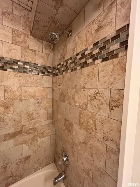 Bath - 462 Circle Dr, Kewanee, IL 61443 photo 3 of 13