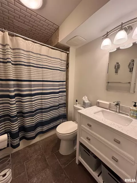 Bath - 462 Circle Dr, Kewanee, IL 61443 photo 1 of 13