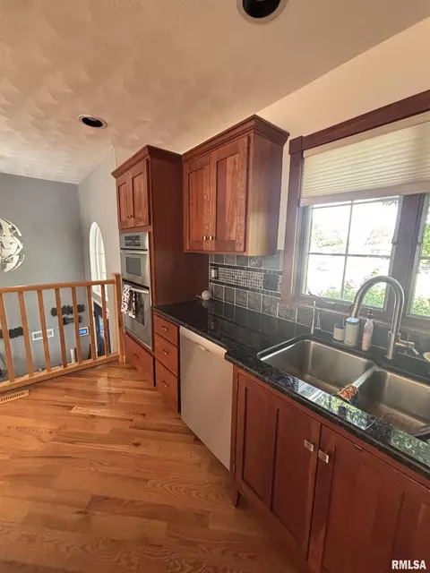 Kitchen - 462 Circle Dr, Kewanee, IL 61443 photo 4 of 7