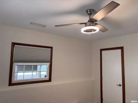 Bedroom - 462 Circle Dr, Kewanee, IL 61443 photo 6 of 9