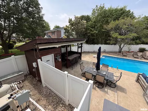Exterior - 462 Circle Dr, Kewanee, IL 61443 photo 6 of 28