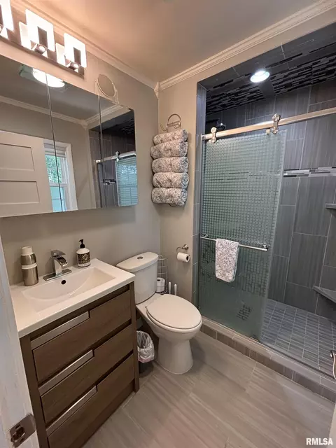 Bath - 462 Circle Dr, Kewanee, IL 61443 photo 5 of 13