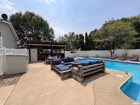 Exterior - 462 Circle Dr, Kewanee, IL 61443 photo 19 of 28