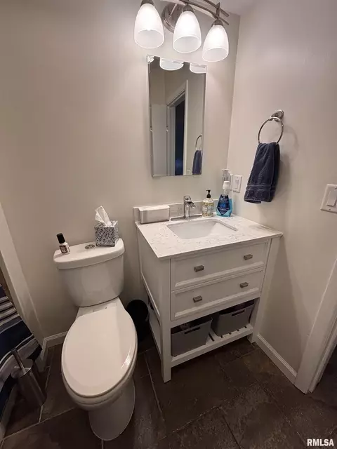 Bath - 462 Circle Dr, Kewanee, IL 61443 photo 2 of 13