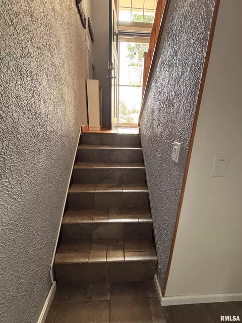Entry Way - 462 Circle Dr, Kewanee, IL 61443 photo 3 of 5