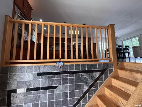 Entry Way - 462 Circle Dr, Kewanee, IL 61443 photo 2 of 5