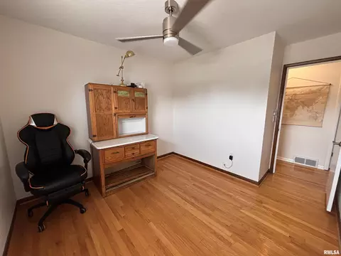 Bedroom - 462 Circle Dr, Kewanee, IL 61443 photo 4 of 9