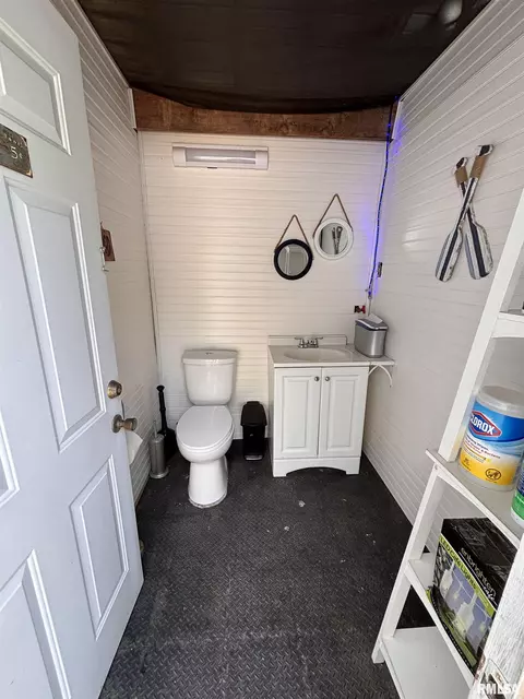Bath - 462 Circle Dr, Kewanee, IL 61443 photo 13 of 13