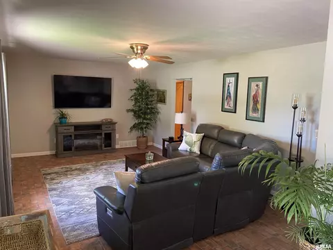 1018 S Spring St, Palmyra, MO 63461 photo 7