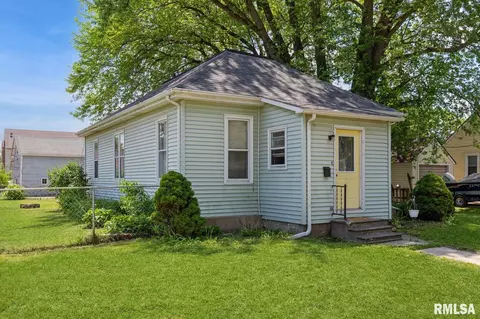 417 12th St, Dewitt, IA 52742