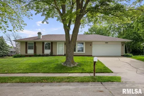 5647 Quercus Ln, Davenport, IA 52806