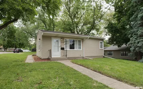 2303 Dunham St, Clinton, IA 52732