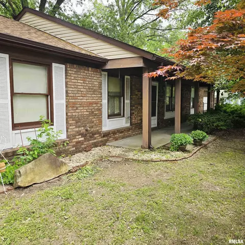 414 S Clayton St, Benton, IL 62812