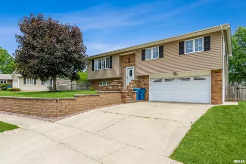 1408 Royal Oak Ct, Dewitt, IA 52742