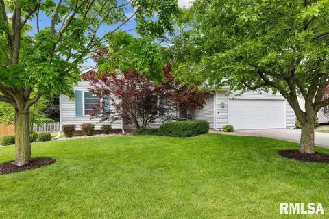 602 E 14th Avenue Ct, Coal Valley, IL 61240