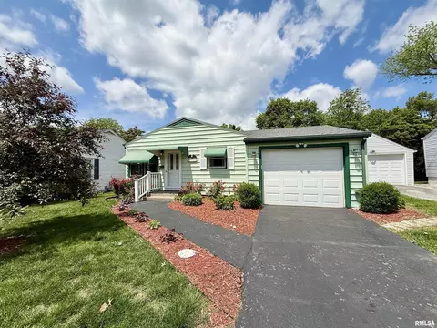 10 Blackhawk Hills Ct, Rock Island, IL 61201