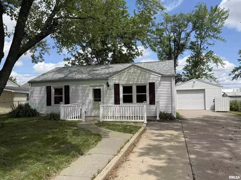 2006 W 75th Pl, Davenport, IA 52806