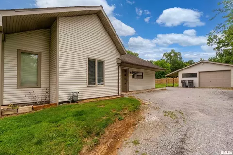 611 E Grand Ave, Carterville, IL 62918