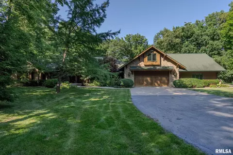 7 Autumn Creek Dr, Coal Valley, IL 61240