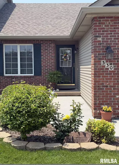 330 Country Club Ct, Eldridge, IA 52748