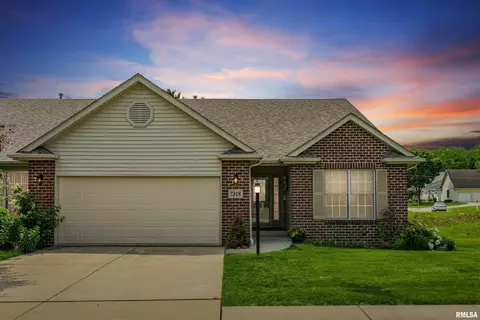 7318 35th Avenue Ct, Moline, IL 61265