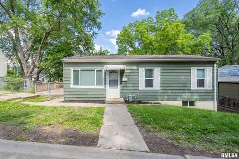 18 Riverview Ln, Bettendorf, IA 52722
