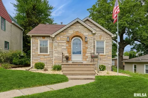 2220 Warren St, Davenport, IA 52804