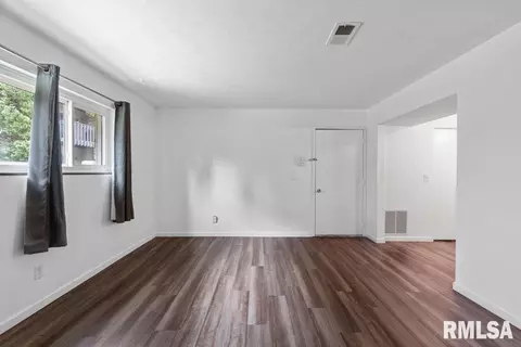 3069 4th St, Moline, IL 61265 photo 5