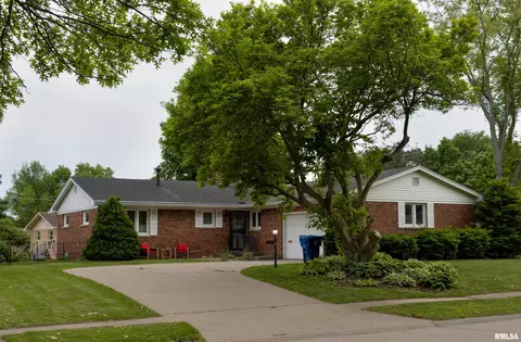 4216 34th Avenue Pl, Moline, IL 61265