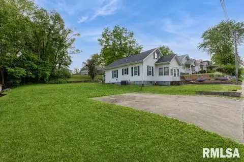 2347 E High St, Davenport, IA 52803