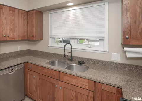 3605 37th St, Moline, IL 61265 photo 9