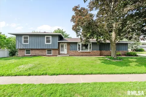 3208 Winston Dr, Bettendorf, IA 52722