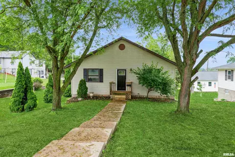 3123 N 2nd St, Clinton, IA 52732