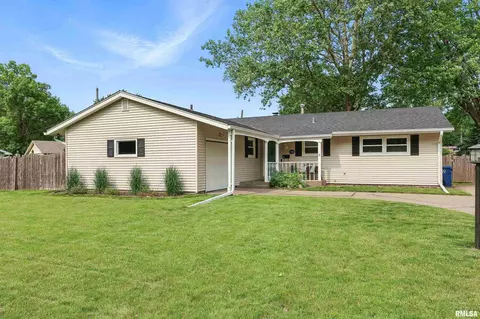 1718 Elmwood Ln, Bettendorf, IA 52722