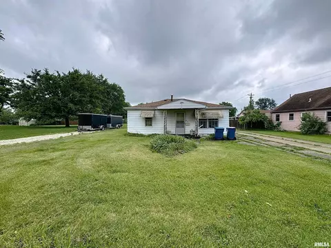 1223 13th St, Silvis, IL 61282