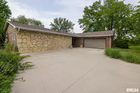 1135 Fairlane Dr, Bettendorf, IA 52722