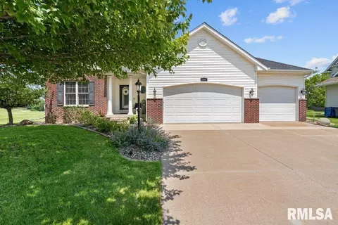 2086 Ashford Rd, Bettendorf, IA 52722