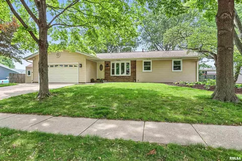 3610 Tam-o-shanter Dr, Bettendorf, IA 52722