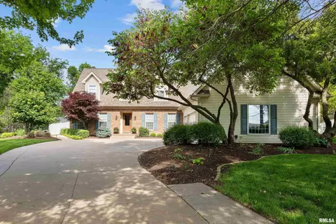6907 Nottingham Ln, Bettendorf, IA 52722