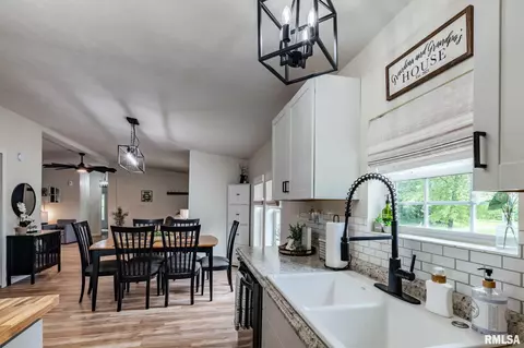 8873 Bennett Rd, Benton, IL 62812 photo 13