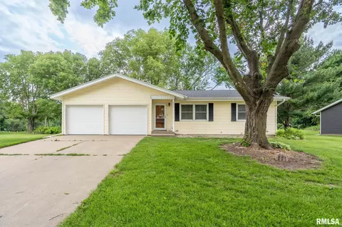 807 18th St, Rapids City, IL 61278