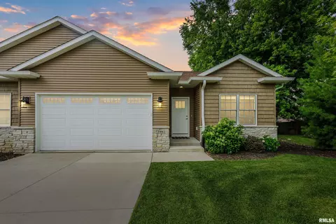 706 Titus Ct, Le Claire, IA 52753