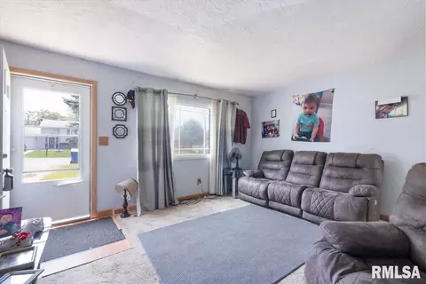 1019 13th St, Silvis, IL 61282 photo 10