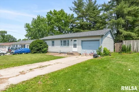 1019 13th St, Silvis, IL 61282 photo 2