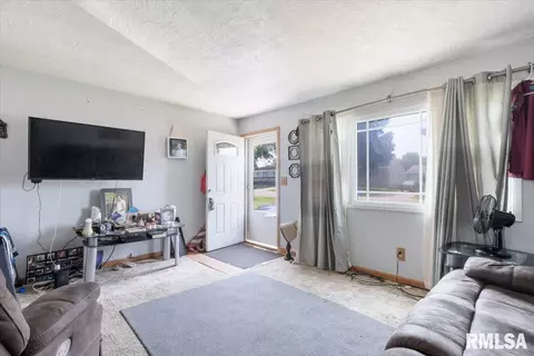 1019 13th St, Silvis, IL 61282 photo 9
